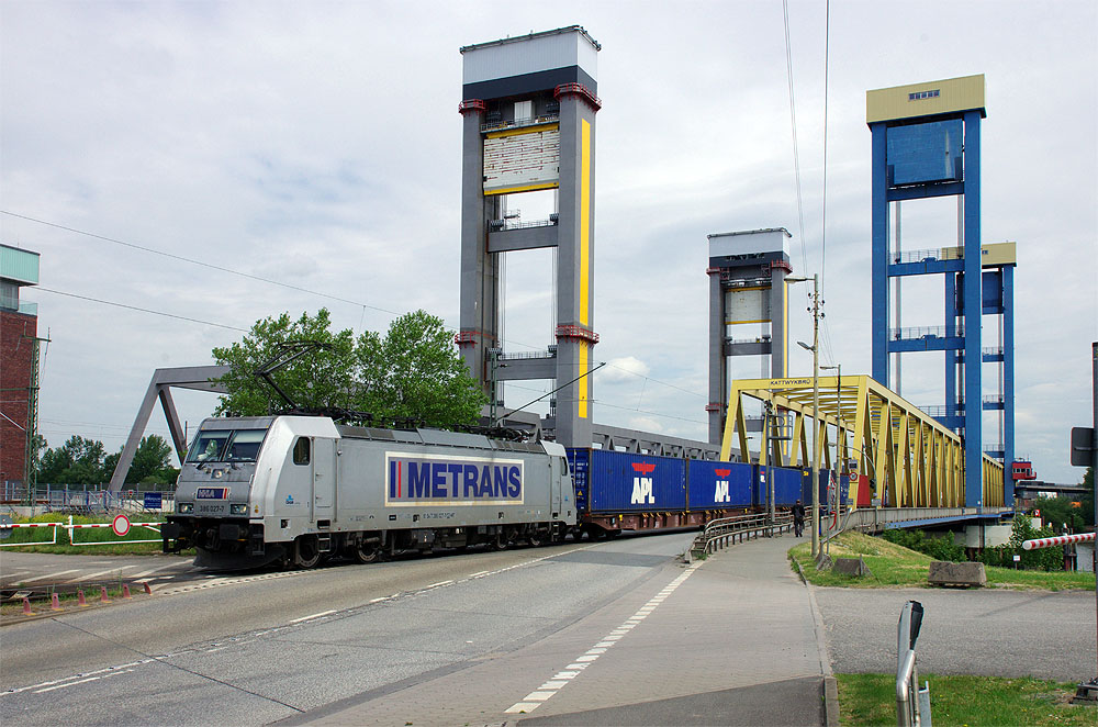 https://www.eisenbahnfotograf.de/datei/Mai 1981/8005919 Metrans 386027 Kattwykbruecke 27.5.2020.jpg